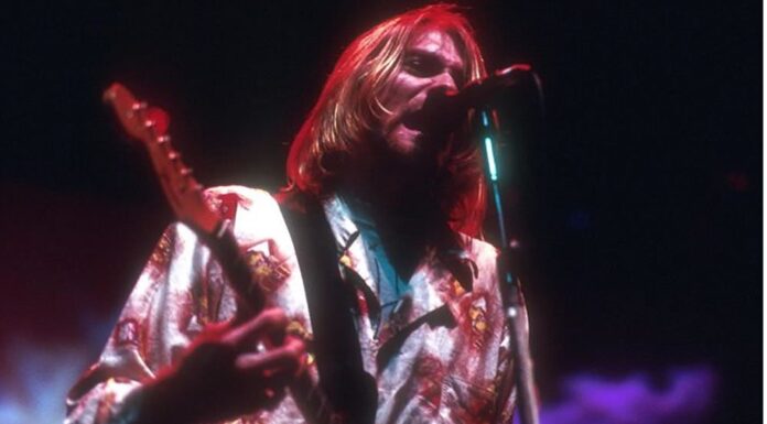 Η διαλυμένη κιθάρα του Kurt Cobain από την πρώτη περιοδεία των Nirvana πωλείται για πάνω από 400.000 λίρες Αγγλίας