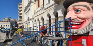 Στήθηκαν οι κερκίδες στην πλατεία Γεωργίου Α΄ ενόψει της Παρέλασης του Καρναβαλιού των Μικρών