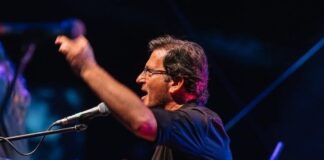 Θανάσης Παπακωνσταντίνου: Πέταξαν καπνογόνο πάνω στο stage σε συναυλία του – Δείτε την απάντηση του