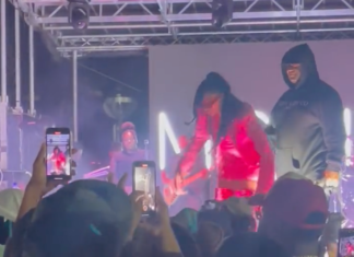 Video: Η τραγουδίστρια Monica κατέβηκε από τη σκηνή για να υπερασπιστεί θαυμάστρια που δεχόταν επίθεση