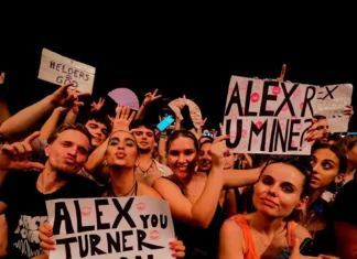 To photostory από το συγκλονιστικό διήμερο με τους Arctic Monkeys, The Hives και Willie J Healey