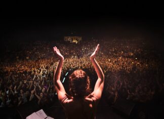 Μαρίζα Ρίζου: Θέατρο Βράχων «Μελίνα Μερκούρη» | Σάββατο 16 Σεπτεμβρίου