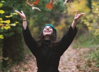 Η φωνή και τα τραγούδια της Alkyone σε μεγάλες τηλεοπτικές παραγωγές