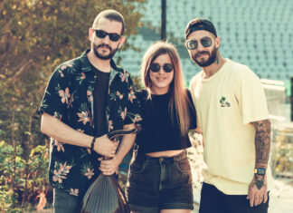 «Περπατούσα αφηρημένη»: Ο Θωμάς Κωνσταντίνου διασκευάζει Ελένη Βιτάλη | Τραγουδούν η Ιουλία Καραπατάκη και ο Tiny Jackal