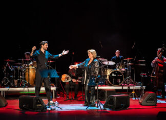 Ο Θανάσης Βούτσας ενθουσίασε το κοινό στο θέατρο Ολύμπια!