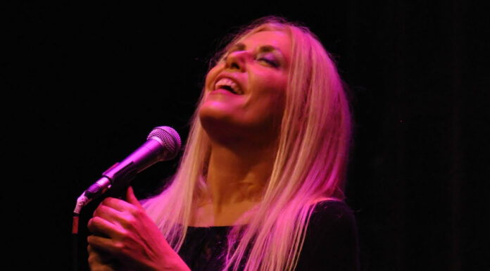 Θεοδοσία Τσάτσου: “Μέσα Σε Κρυστάλλινα Νερά” | Νέο single & video clip