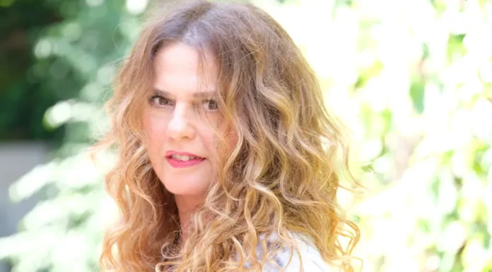 Η Ελένη Τσαλιγοπούλου στην πλατεία Ηρώων στο Πέραμα | Είσοδος ελεύθερη