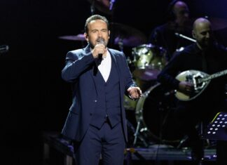 Ο Κώστας Μακεδόνας ερμηνεύει Μίμη Πλέσσα στο θέατρο Παλλάς | Video