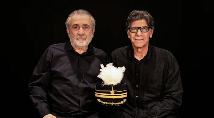 Ένας ήρωας με παντούφλες: Ο Γιάννης Μπέζος σκηνοθετεί τον Λάκη Λαζόπουλο «ENAΣ HPΩAΣ ME ΠANTOYΦΛEΣ»