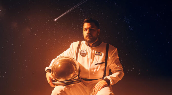 Ο Χρήστος Κούρτογλου παρουσιάσει το ντεπούτο άλμπουμ του “Στον Πλανήτη Ουρανό” Άλμπουμ - Ντεμπούτο από τον Χρήστο Κούρτογλου "Στον Πλανήτη Ουρανό"