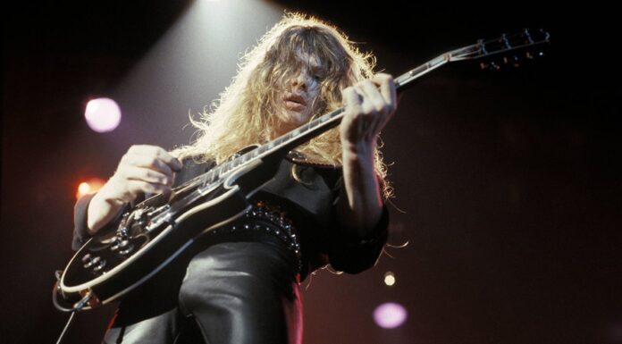 Έφυγε από την ζωή ο κιθαρίστας John Sykes σε ηλικία 65 ετών Έφυγε από τη ζωή ο σπουδαίος κιθαρίστας John Sykes