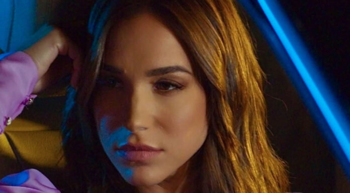 Άννα Σακκά«Κυκλοφορούν Μονά» Άννα Σακκά«Κυκλοφορούν Μονά»