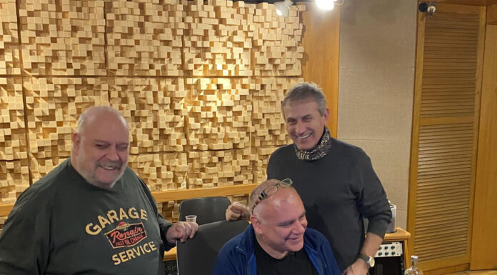 Ο Γιώργος Νταλάρας παρουσιάζει το νέο διαχρονικό τραγούδι “Ελενίτσα”