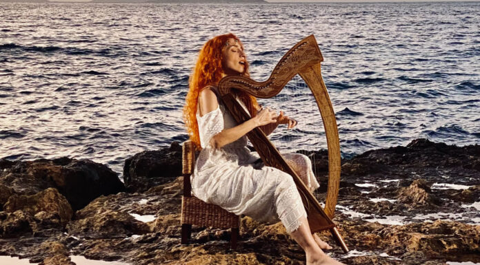 Η Λίνα Ροδοπούλου παρουσιάζει το «Ηλιοτρόπιο» Η Λίνα Ροδοπούλου παρουσιάζει το «Ηλιοτρόπιο»