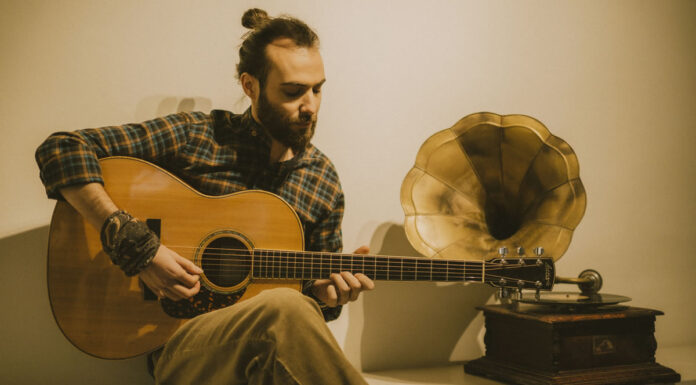 Ο Θεός είναι γυναίκα: από τον Δημήτρη Μεσημέρη “Ο Θεός είναι γυναίκα” από τον Δημήτρη Μεσημέρη