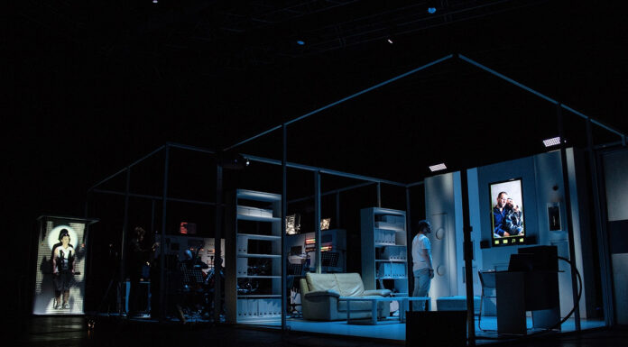 Η σύγχρονη όπερα The Fall of the House of Commons έρχεται στην Εναλλακτική Σκηνή της Εθνικής Λυρικής Σκηνής στο ΚΠΙΣΝ The Fall of the House of Commons