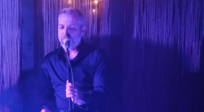 Ο Κωνσταντίνος Τσιανάκας μας παρουσιάζει τα δύο νέα του τραγούδια “Ακάνθινο Στεφάνι” και “Γλάροι”