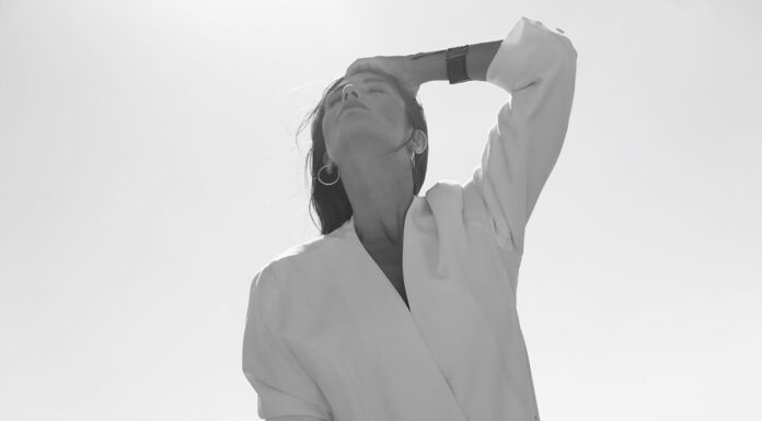 Μάγδα Βαρούχα και Pink Noisy έδωσαν νέα πνοή στο διαχρονικό τραγούδι «Μεσοπέλαγα αρμενίζω» Μάγδα Βαρούχα και Pink Noisy έδωσαν νέα πνοή στο διαχρονικό τραγούδι «Μεσοπέλαγα αρμενίζω»