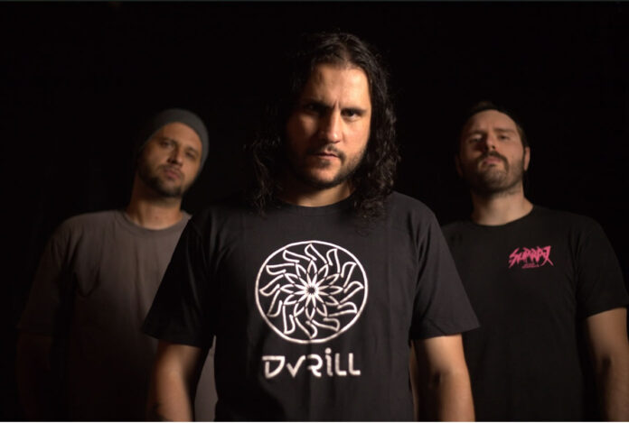 Το ροκ τρίο Mad Sneaks κυκλοφορεί το νέο single "Coma" με ροκ επιρροές της δεκαετίας του '90
