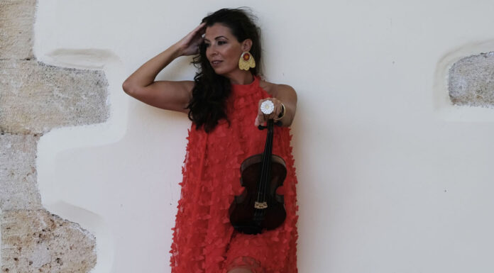 Η Μαρία Μανουσάκη παρουσιάζει το νέο της album “Behind Closed Doors” στοTHEATRE OF THE NO