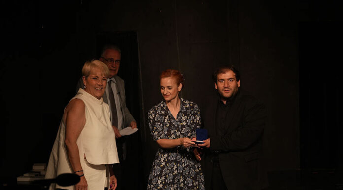 Απονομή Χρήστου Αρφάνη στον 4ο Διαγωνισμό Πρωτότυπου Μονολόγου της Ε.Σ.Ε. Απονομή Χρήστου Αρφάνη στον 4ο Διαγωνισμό Πρωτότυπου Μονολόγου της Ε.Σ.Ε.