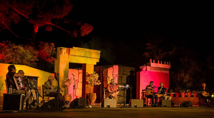 Το Φ hill Sessions ξεκίνησε ιδανικά με την υπέροχη sold out συναυλία των Χειμερινών Κολυμβητών (Video) Το Φ hill Sessions μόλις ξεκίνησε!