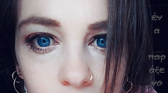 «Ένα Παράξενο Τραγούδι,» για ένα “παράξενο” κορίτσι… | Νατάσα – Φαίη Κοσμίδου / Παντελής Κυραμαργιός «Ένα Παράξενο Τραγούδι,» για ένα “παράξενο” κορίτσι...