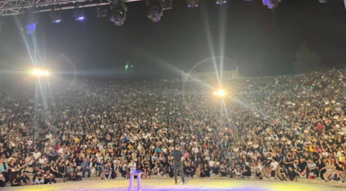 Αλέξανδρος Τσουβέλας – Θρίαμβος για τον «Εξωγήινο» στη Θεσσαλονίκη στο θέατρο Γης