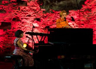 Εντυπωσιακή εμφάνιση με sold-out συναυλία από την Norah Jones στον Λόφο της Σάνης Sani Festival 2025 | Εντυπωσιακή εμφάνιση με sold-out συναυλία από την Norah Jones στον Λόφο της Σάνης