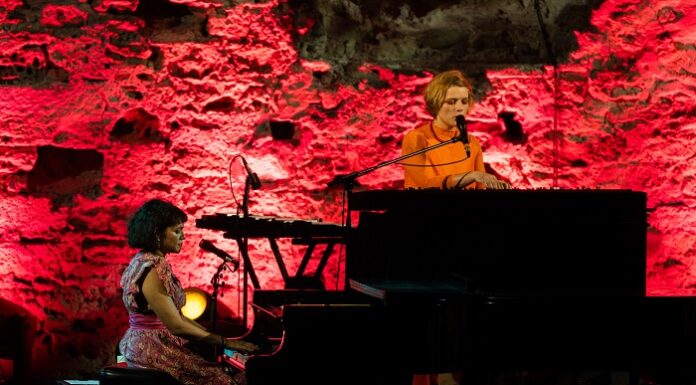 Εντυπωσιακή εμφάνιση με sold-out συναυλία από την Norah Jones στον Λόφο της Σάνης Sani Festival 2025 | Εντυπωσιακή εμφάνιση με sold-out συναυλία από την Norah Jones στον Λόφο της Σάνης
