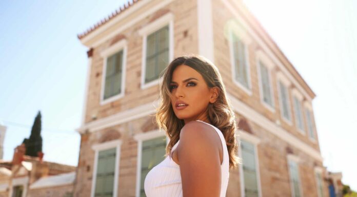 Έλενα Παναγιωτίδου: Μας παρασύρει με το νέο της τραγούδι «Θάλασσα και αεράκι» Ελενα Παναγιωτίδου - Θάλασσα Και Αεράκι