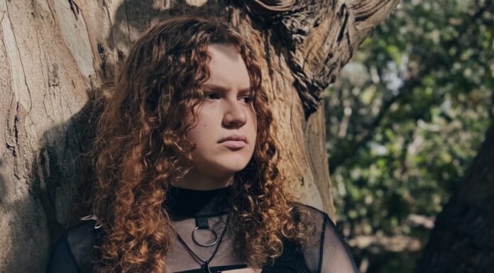 Η κιθαρίστρια-θαύμα Ava Toton κυκλοφορεί το νέο της single «DECAY» με τη συμμετοχή του Ace Arze Freeman