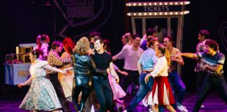 Grease the musical στο Christmas Theater: Η απόλυτη Rock ’n’ Roll γιορτή! Grease The Musical: Μια Rock ’n’ Roll Υπερπαραγωγή στο Christmas Theater Το θρυλικό Grease, ένα από τα πιο αγαπημένα μιούζικαλ όλων των εποχών, έρχεται απευθείας από το Λονδίνο στη σκηνή του Christmas Theater από τις 14 έως τις 22 Φεβρουαρίου 2026. Πρόκειται για μια ολοζώντανη υπερπαραγωγή-πάρτι που φέρνει το πνεύμα του Rydell High στην Αθήνα με ασταμάτητη ενέργεια και ανατρεπτικό χιούμορ. Μπριγιαλντίνη, Λακ και 50s Αισθητική Η παράσταση αποτελεί μια rock ’n’ roll γιορτή με εκρηκτικές χορογραφίες και κοστούμια των 50s με σύγχρονο twist. Μαύρα και ροζ δερμάτινα σακάκια, στενά παντελόνια και φούστες με πουά συνθέτουν το σκηνικό για τον έρωτα της Σάντι και του Ντάνι, σε μια εκδοχή πιο ηλεκτρισμένη από ποτέ. Στο φινάλε, η σκηνή μετατρέπεται σε κανονικό dance floor, προσκαλώντας το κοινό να τραγουδήσει και να χορέψει με διαχρονικές επιτυχίες όπως τα: «You’re the One That I Want» «Greased Lightnin’» «Summer Nights» Οι Συντελεστές της Παράστασης Η παραγωγή φέρει την υπογραφή κορυφαίων δημιουργών του είδους: Ιδιότητα Όνομα Book, Music & Lyrics Jim Jacobs & Warren Casey Σκηνοθεσία Nigel West Χορογραφία Matt Wesley Μουσική Διεύθυνση Jae Alexander Σκηνικά & Κοστούμια Μαίρη Τσαγκάρη Πληροφορίες Εισιτηρίων & Εκπτώσεις Περίοδος Παραστάσεων: 14 - 22 Φεβρουαρίου 2026. Ειδικές Εκπτώσεις: Ισχύει έκπτωση -5 ευρώ σε όλες τις ζώνες για παιδιά, φοιτητές, πολύτεκνους, ανέργους και άτομα άνω των 65 ετών. Πρόσβαση ΑμεΑ: Ειδική τιμή για ΑμεΑ με αμαξίδιο (επικοινωνία στο 211-7701700 & info@ct.gr). Extra Tip: Ο διοργανωτής προσκαλεί το κοινό να έρθει μεταμφιεσμένο σε Pink Lady ή T-Bird, ζώντας την εμπειρία του Grease στο έπακρο! Πληροφορίες Χώρου (Christmas Theater) Το Christmas Theater βρίσκεται στο Κλειστό Ολυμπιακό Στάδιο Γαλατσίου.