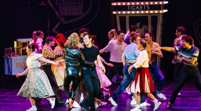 Grease the musical στο Christmas Theater: Η απόλυτη Rock ’n’ Roll γιορτή! Grease The Musical: Μια Rock ’n’ Roll Υπερπαραγωγή στο Christmas Theater Το θρυλικό Grease, ένα από τα πιο αγαπημένα μιούζικαλ όλων των εποχών, έρχεται απευθείας από το Λονδίνο στη σκηνή του Christmas Theater από τις 14 έως τις 22 Φεβρουαρίου 2026. Πρόκειται για μια ολοζώντανη υπερπαραγωγή-πάρτι που φέρνει το πνεύμα του Rydell High στην Αθήνα με ασταμάτητη ενέργεια και ανατρεπτικό χιούμορ. Μπριγιαλντίνη, Λακ και 50s Αισθητική Η παράσταση αποτελεί μια rock ’n’ roll γιορτή με εκρηκτικές χορογραφίες και κοστούμια των 50s με σύγχρονο twist. Μαύρα και ροζ δερμάτινα σακάκια, στενά παντελόνια και φούστες με πουά συνθέτουν το σκηνικό για τον έρωτα της Σάντι και του Ντάνι, σε μια εκδοχή πιο ηλεκτρισμένη από ποτέ. Στο φινάλε, η σκηνή μετατρέπεται σε κανονικό dance floor, προσκαλώντας το κοινό να τραγουδήσει και να χορέψει με διαχρονικές επιτυχίες όπως τα: «You’re the One That I Want» «Greased Lightnin’» «Summer Nights» Οι Συντελεστές της Παράστασης Η παραγωγή φέρει την υπογραφή κορυφαίων δημιουργών του είδους: Ιδιότητα Όνομα Book, Music & Lyrics Jim Jacobs & Warren Casey Σκηνοθεσία Nigel West Χορογραφία Matt Wesley Μουσική Διεύθυνση Jae Alexander Σκηνικά & Κοστούμια Μαίρη Τσαγκάρη Πληροφορίες Εισιτηρίων & Εκπτώσεις Περίοδος Παραστάσεων: 14 - 22 Φεβρουαρίου 2026. Ειδικές Εκπτώσεις: Ισχύει έκπτωση -5 ευρώ σε όλες τις ζώνες για παιδιά, φοιτητές, πολύτεκνους, ανέργους και άτομα άνω των 65 ετών. Πρόσβαση ΑμεΑ: Ειδική τιμή για ΑμεΑ με αμαξίδιο (επικοινωνία στο 211-7701700 & info@ct.gr). Extra Tip: Ο διοργανωτής προσκαλεί το κοινό να έρθει μεταμφιεσμένο σε Pink Lady ή T-Bird, ζώντας την εμπειρία του Grease στο έπακρο! Πληροφορίες Χώρου (Christmas Theater) Το Christmas Theater βρίσκεται στο Κλειστό Ολυμπιακό Στάδιο Γαλατσίου.