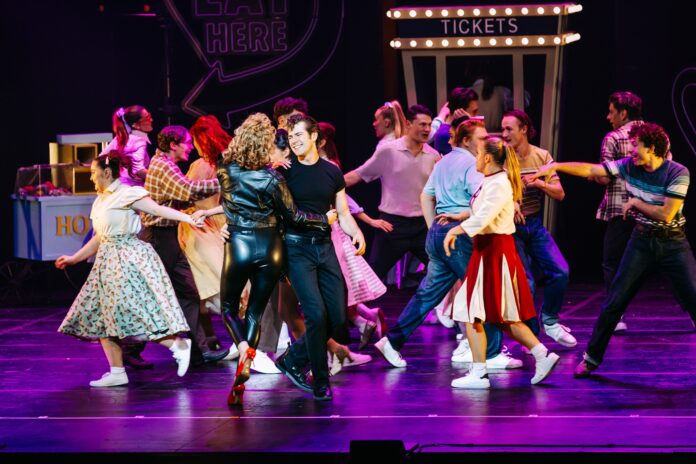 Grease Grease The Musical: Μια Rock ’n’ Roll Υπερπαραγωγή στο Christmas Theater Το θρυλικό Grease, ένα από τα πιο αγαπημένα μιούζικαλ όλων των εποχών, έρχεται απευθείας από το Λονδίνο στη σκηνή του Christmas Theater από τις 14 έως τις 22 Φεβρουαρίου 2026. Πρόκειται για μια ολοζώντανη υπερπαραγωγή-πάρτι που φέρνει το πνεύμα του Rydell High στην Αθήνα με ασταμάτητη ενέργεια και ανατρεπτικό χιούμορ. Μπριγιαλντίνη, Λακ και 50s Αισθητική Η παράσταση αποτελεί μια rock ’n’ roll γιορτή με εκρηκτικές χορογραφίες και κοστούμια των 50s με σύγχρονο twist. Μαύρα και ροζ δερμάτινα σακάκια, στενά παντελόνια και φούστες με πουά συνθέτουν το σκηνικό για τον έρωτα της Σάντι και του Ντάνι, σε μια εκδοχή πιο ηλεκτρισμένη από ποτέ. Στο φινάλε, η σκηνή μετατρέπεται σε κανονικό dance floor, προσκαλώντας το κοινό να τραγουδήσει και να χορέψει με διαχρονικές επιτυχίες όπως τα: «You’re the One That I Want» «Greased Lightnin’» «Summer Nights» Οι Συντελεστές της Παράστασης Η παραγωγή φέρει την υπογραφή κορυφαίων δημιουργών του είδους: Ιδιότητα Όνομα Book, Music & Lyrics Jim Jacobs & Warren Casey Σκηνοθεσία Nigel West Χορογραφία Matt Wesley Μουσική Διεύθυνση Jae Alexander Σκηνικά & Κοστούμια Μαίρη Τσαγκάρη Πληροφορίες Εισιτηρίων & Εκπτώσεις Περίοδος Παραστάσεων: 14 - 22 Φεβρουαρίου 2026. Ειδικές Εκπτώσεις: Ισχύει έκπτωση -5 ευρώ σε όλες τις ζώνες για παιδιά, φοιτητές, πολύτεκνους, ανέργους και άτομα άνω των 65 ετών. Πρόσβαση ΑμεΑ: Ειδική τιμή για ΑμεΑ με αμαξίδιο (επικοινωνία στο 211-7701700 & info@ct.gr). Extra Tip: Ο διοργανωτής προσκαλεί το κοινό να έρθει μεταμφιεσμένο σε Pink Lady ή T-Bird, ζώντας την εμπειρία του Grease στο έπακρο! Πληροφορίες Χώρου (Christmas Theater) Το Christmas Theater βρίσκεται στο Κλειστό Ολυμπιακό Στάδιο Γαλατσίου.