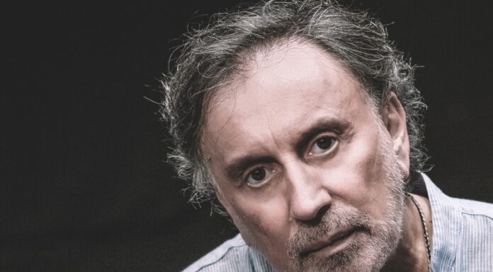 Κοραής Δαμάτης: «Καλοήθη παράσιτα» – Ένα νέο μυθιστόρημα για την ελληνική οικογένεια