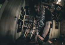 Illegal Mind: «Prison of My Mind» – Νέο Single από το «Nuclear Cockroach» Illegal Mind: Το «Prison of My Mind» είναι μια Ωμή Βουτιά στις Εσωτερικές μας Φυλακές Το Illegal Mind επιστρέφει δυναμικά με το «Prison of My Mind», ένα ωμό και βαθιά εσωστρεφές punk rock κομμάτι που εξερευνά τα αυτοεπιβαλλόμενα όρια και τις σιωπηλές μάχες που δίνουμε μέσα στο ίδιο μας το μυαλό. Το τραγούδι αποτελεί τον προάγγελο του επερχόμενου άλμπουμ με τίτλο «Nuclear Cockroach». 🎸 Ένα Punk Rock Μήνυμα στον Χρόνο Γραμμένο χρόνια πριν το πρότζεκτ αποκτήσει καν όνομα, το «Prison of My Mind» ολοκληρώθηκε μόνο όταν ακούστηκε αρκετά ειλικρινές για να κυκλοφορήσει. Καθοδηγούμενο από το όραμα του solo project του Maxx Dee, το Illegal Mind δεν βασίστηκε ποτέ στη νοσταλγία, αλλά στη σύγκρουση — εσωτερική, συναισθηματική και υπαρξιακή. Μουσικά, το κομμάτι κινείται σε ένα πεδίο όπου το punk rock θυμάται τις πληγές του, συνδυάζοντας: Την τραχύτητα των Rancid. Τον παλμό των Millencolin. Την επιθετικότητα των The Offspring. Την ωμή ειλικρίνεια των πρώιμων Blink-182. 🧠 Στιχουργική Σύγκρουση με τον Εαυτό Δεν πρόκειται για έναν τυπικό ύμνο οργής. Είναι μια άμεση σύγκρουση με τον πιο επικίνδυνο αντίπαλο: τις ίδιες μας τις σκέψεις. Οι στίχοι αντικατοπτρίζουν κύκλους αυτοϋπονόμευσης και την οδυνηρή συνειδητοποίηση ότι η «φυλακή» χτίστηκε από δικές μας επιλογές, μνήμες και φόβο. Το εξώφυλλο του single ενισχύει αυτή την ιδέα, απεικονίζοντας το μυαλό μεταμορφωμένο σε κελί. Το φως που διαπερνά τον εγκλεισμό υποδηλώνει ότι η αφύπνιση είναι το πρώτο βήμα πριν από την ελευθερία. ☢️ Οδεύοντας προς το «Nuclear Cockroach» Το «Prison of My Mind» σηματοδοτεί ένα σημείο καμπής για το Illegal Mind. Αντί να ουρλιάζει την εξέγερση προς τα έξω, το κομμάτι την ψιθυρίζει προς τα μέσα, προκαλώντας τον ακροατή να αναρωτηθεί τι είναι αυτό που πραγματικά τον κρατά φυλακισμένο σε έναν κόσμο κορεσμένο από θόρυβο. Ακούστε το «Prison of My Mind» εδώ: https://www.youtube.com/watch?v=4BR_MT__TSY 🚀 Post για Facebook / Instagram Headline: Illegal Mind: Όταν το μυαλό γίνεται κελί... 🧠⛓️🤘 Το Illegal Mind (solo project του Maxx Dee) επιστρέφει με το single «Prison of My Mind», δίνοντάς μας μια πρώτη γεύση από το επερχόμενο άλμπουμ «Nuclear Cockroach»! ☢️κατ Μια ωμή punk rock κραυγή —ή μάλλον ένας εσωτερικός ψίθυρος— για όλες εκείνες τις μάχες που δίνουμε μόνοι μας. Με επιρροές από Rancid μέχρι The Offspring, το κομμάτι μας καλεί να αναμετρηθούμε με τους φόβους και τις σκέψεις που μας κρατούν δέσμιους. 🎸🔥 "Η αφύπνιση προηγείται της ελευθερίας." 🕊️ 📺 Δείτε το video εδώ: https://www.youtube.com/watch?v=4BR_MT__TSY 🎧 Ακούστε το στο Spotify: https://open.spotify.com/album/7sihHzlM95lUIXT9ddaGJd #IllegalMind #Prison