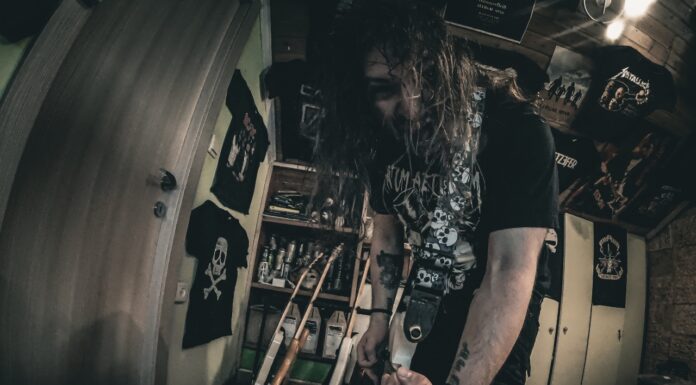 Illegal Mind: «Prison of My Mind» – Νέο Single από το «Nuclear Cockroach» Illegal Mind: Το «Prison of My Mind» είναι μια Ωμή Βουτιά στις Εσωτερικές μας Φυλακές Το Illegal Mind επιστρέφει δυναμικά με το «Prison of My Mind», ένα ωμό και βαθιά εσωστρεφές punk rock κομμάτι που εξερευνά τα αυτοεπιβαλλόμενα όρια και τις σιωπηλές μάχες που δίνουμε μέσα στο ίδιο μας το μυαλό. Το τραγούδι αποτελεί τον προάγγελο του επερχόμενου άλμπουμ με τίτλο «Nuclear Cockroach». 🎸 Ένα Punk Rock Μήνυμα στον Χρόνο Γραμμένο χρόνια πριν το πρότζεκτ αποκτήσει καν όνομα, το «Prison of My Mind» ολοκληρώθηκε μόνο όταν ακούστηκε αρκετά ειλικρινές για να κυκλοφορήσει. Καθοδηγούμενο από το όραμα του solo project του Maxx Dee, το Illegal Mind δεν βασίστηκε ποτέ στη νοσταλγία, αλλά στη σύγκρουση — εσωτερική, συναισθηματική και υπαρξιακή. Μουσικά, το κομμάτι κινείται σε ένα πεδίο όπου το punk rock θυμάται τις πληγές του, συνδυάζοντας: Την τραχύτητα των Rancid. Τον παλμό των Millencolin. Την επιθετικότητα των The Offspring. Την ωμή ειλικρίνεια των πρώιμων Blink-182. 🧠 Στιχουργική Σύγκρουση με τον Εαυτό Δεν πρόκειται για έναν τυπικό ύμνο οργής. Είναι μια άμεση σύγκρουση με τον πιο επικίνδυνο αντίπαλο: τις ίδιες μας τις σκέψεις. Οι στίχοι αντικατοπτρίζουν κύκλους αυτοϋπονόμευσης και την οδυνηρή συνειδητοποίηση ότι η «φυλακή» χτίστηκε από δικές μας επιλογές, μνήμες και φόβο. Το εξώφυλλο του single ενισχύει αυτή την ιδέα, απεικονίζοντας το μυαλό μεταμορφωμένο σε κελί. Το φως που διαπερνά τον εγκλεισμό υποδηλώνει ότι η αφύπνιση είναι το πρώτο βήμα πριν από την ελευθερία. ☢️ Οδεύοντας προς το «Nuclear Cockroach» Το «Prison of My Mind» σηματοδοτεί ένα σημείο καμπής για το Illegal Mind. Αντί να ουρλιάζει την εξέγερση προς τα έξω, το κομμάτι την ψιθυρίζει προς τα μέσα, προκαλώντας τον ακροατή να αναρωτηθεί τι είναι αυτό που πραγματικά τον κρατά φυλακισμένο σε έναν κόσμο κορεσμένο από θόρυβο. Ακούστε το «Prison of My Mind» εδώ: https://www.youtube.com/watch?v=4BR_MT__TSY 🚀 Post για Facebook / Instagram Headline: Illegal Mind: Όταν το μυαλό γίνεται κελί... 🧠⛓️🤘 Το Illegal Mind (solo project του Maxx Dee) επιστρέφει με το single «Prison of My Mind», δίνοντάς μας μια πρώτη γεύση από το επερχόμενο άλμπουμ «Nuclear Cockroach»! ☢️κατ Μια ωμή punk rock κραυγή —ή μάλλον ένας εσωτερικός ψίθυρος— για όλες εκείνες τις μάχες που δίνουμε μόνοι μας. Με επιρροές από Rancid μέχρι The Offspring, το κομμάτι μας καλεί να αναμετρηθούμε με τους φόβους και τις σκέψεις που μας κρατούν δέσμιους. 🎸🔥 "Η αφύπνιση προηγείται της ελευθερίας." 🕊️ 📺 Δείτε το video εδώ: https://www.youtube.com/watch?v=4BR_MT__TSY 🎧 Ακούστε το στο Spotify: https://open.spotify.com/album/7sihHzlM95lUIXT9ddaGJd #IllegalMind #Prison