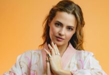 Σαν τ’ αγέρι: Μια συνομιλία με τη Μαριάννα Ζάχου Σαν τ' αγέρι: Μια συνομιλία με τη Μαριάννα Ζάχου. 1. Πρόλογος (Εισαγωγή Αφιερώματος) «Σε μια εποχή όπου η μουσική συχνά αναλώνεται σε εφήμερα ακούσματα, υπάρχουν φωνές που επιμένουν να αναζητούν την ουσία. Η Μαριάννα Ζάχου ανήκει σε αυτή τη σπάνια κατηγορία ερμηνευτριών που δεν χρειάζονται περιττά τεχνάσματα για να καθηλώσουν. Με μια φωνή δωρική, γεμάτη συναίσθημα και μια αισθητική που πατά γερά στην παράδοση αλλά κοιτάζει με θάρρος το μέλλον, η Μαριάννα καταφέρνει να μεταμορφώνει κάθε τραγούδι σε μια προσωπική εξομολόγηση. Σήμερα, την φιλοξενούμε σε ένα αφιέρωμα που ξετυλίγει το νήμα της πορείας της, από τις πρώτες νότες στη Λάρισα μέχρι τις σημαντικές συνεργασίες και το "αγέρι" των ονείρων της.» Μαριάννα, υπηρετείς ένα είδος τραγουδιού που απαιτεί αλήθεια και κατάθεση ψυχής. Πόσο "εκτεθειμένη" νιώθεις πάνω στη σκηνή όταν ερμηνεύεις στίχους με μεγάλο ειδικό βάρος; Η σκηνή αναμφίβολα είναι ένας χώρος τεράστιας έκθεσης. Ωστόσο, για κάποιον ανεξήγητο λόγο, τις περισσότερες φορές, προσωπικά δε νιώθω εκτεθειμένη. Αντιθέτως, νιώθω ότι εκεί είναι ο ασφαλής μου χώρος. Γενικά, το 95% των τραγουδιών που επιλέγω να ερμηνεύω έχουν στίχους με μεγάλο ειδικό βάρος, συνεπώς για μένα είναι απλά το ότι εκπληρώνω το χρέος μου, να ακουστεί ακριβώς αυτό που πρέπει να ακουστεί. Βέβαια, υπάρχει και η ταυτόχρονη αγωνία του κατά πόσον αφορά το κοινό αυτό που για μένα είναι τόσο σημαντικό; Η ερμηνεία παραμένει προσωπική αποκάλυψη, ένα μοιράσμα της ψυχής μου, και αυτό είναι που κάνει τη μουσική μαγική. Έχεις δηλώσει πως η μουσική είναι ένας τρόπος επικοινωνίας. Πιστεύεις ότι το σύγχρονο κοινό, μέσα στον θόρυβο των social media, έχει ακόμη την υπομονή να "ακούσει" πραγματικά ένα βαθύ, έντεχνο τραγούδι; Πιστεύω ότι θα υπάρχει πάντα κοινό που θέλει να ακούσει προσεκτικά. Σίγουρα ζούμε σε μια εποχή γρήγορων ερεθισμάτων, αλλά η μουσική που αγγίζει ψυχή βρίσκει το δρόμο της. Απλά χρειάζεται να φτάσει στα αυτιά και στην καρδιά εκείνων που είναι έτοιμοι να σταθούν και να ακούσουν πέρα από τον θόρυβο. Σίγουρα, αριθμητικά είναι λιγότεροι. Ίσως καμιά φορά, χρειάζεται ως καλλιτέχνης - αγωγός - να διαφοροποιήσεις λιγάκι, το μέσο της επικοινωνίας. Αλλά ο πυρήνας και η τοποθέτηση παραμένουν σταθερά κι όπως είπα πιο πριν, πάντα θα έρθουν έστω και λίγοι, εκείνοι που είναι έτοιμοι κι επιθυμούν να βιώσουν τη διείσδυση. Έχεις συνεργαστεί με σπουδαίους δημιουργούς. Αν έπρεπε να κρατήσεις μια μόνο συμβουλή που σου έδωσε ένας παλαιότερος καλλιτέχνης ως "φυλαχτό" για τη συνέχεια, ποια θα ήταν αυτή; Την πιο ουσιαστική συμβουλή που έχω κρατήσει έως τώρα, μου την έδωσε ο Θανάσης Παπακωνσταντίνου: να μην αφήνω ποτέ να κυκλοφορήσει τίποτα αν δεν είναι της απόλυτης έγκρισής μου. Γιατί κάθε ηχογράφηση σε συνοδεύει μια ζωή. Σε έναν χώρο όπου συχνά ακούς «συμβουλές» για το τι είναι εμπορικό ή πρόσκαιρα επιτυχημένο, αυτή η κουβέντα μου υπενθυμίζει την ευθύνη απέναντι στον πυρήνα μου. Προτιμώ να παίρνω τον χρόνο μου και να μην κάνω εκπτώσεις, παρά να κυκλοφορήσω κάτι που δεν με εκφράζει απόλυτα. Πώς αποφασίζεις ότι ένα τραγούδι "σου ταιριάζει"; Είναι θέμα μελωδίας, στίχου ή μήπως μιας στιγμιαίας διαίσθησης που νιώθεις στην πρώτη ανάγνωση; Η επιλογή ενός τραγουδιού είναι πάντα ένας συνδυασμός πραγμάτων. Πρέπει να νιώθω ότι με αφορά, ότι με κάνει χαρούμενη να το ερμηνεύω, ότι δεν με προσβάλλει ή με περιορίζει, και ταυτόχρονα ότι με εξυψώνει. Θέλω να αισθάνομαι ότι μπορώ κι εγώ να το κάνω δικό μου, να του δώσω τη δική μου φωνή και ψυχή, και να αγγίξει με τον ίδιο τρόπο κι εκείνους που θα το ακούσουν. Τι σε εμπνέει στην καθημερινότητά σου πέρα από τη μουσική; Υπάρχει κάποια άλλη μορφή τέχνης (π.χ. ποίηση, κινηματογράφος) που τροφοδοτεί τις ερμηνείες σου; Με εμπνέει ο κόσμος γύρω μου, αλλά όχι με στατικά πλαίσια. Μπορεί να είναι το πιο απλό πράγμα — μια γραμματοσειρά, ένα τραγούδι σε μια ταινία, μια θεατρική παράσταση. Τα πάντα μπορούν να γίνουν πηγή έμπνευσης, αρκεί να υπάρχει το κατάλληλο περιβάλλον στη ζωή μου. Ειδικότερα δε, όταν μπορώ να έχω στιγμές ηρεμίας και μπορώ να απολαύσω την αγάπη που θέλω να δώσω, τότε όλα αποκτούν νόημα και ομορφιά και με εμπνέουν. Αν η μουσική σου πορεία μέχρι σήμερα ήταν ένα τοπίο, πώς θα το περιέγραφες; Θα ήταν μια ήρεμη θάλασσα ή μια ανηφορική διαδρομή με θέα; Θα ήταν μια ανηφορική διαδρομή με θέα. Υπήρχαν δύσκολα μονοπάτια, αλλά η κάθε προσπάθεια άξιζε για τις στιγμές όπου η θέα είναι ανοιχτή, καθαρή και γεμάτη φως. Είναι ένα ταξίδι που συνεχίζεται, και κάθε βήμα φέρνει νέα όνειρα και εμπειρίες. «Η Μαριάννα Ζάχου δεν είναι απλώς μια τραγουδίστρια που ερμηνεύει όμορφα. Είναι μια καλλιτέχνης που σέβεται την ιστορία του ελληνικού τραγουδιού και το αποδεικνύει με κάθε της βήμα. Την ευχαριστούμε για την όμορφη συνομιλία και ανυπομονούμε για τις επόμενες μουσικές της στάσεις.»