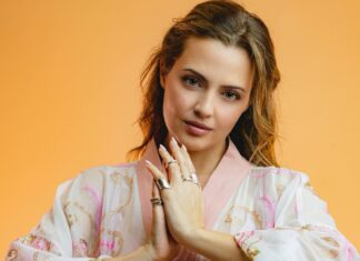 Σαν τ’ αγέρι: Μια συνομιλία με τη Μαριάννα Ζάχου Σαν τ' αγέρι: Μια συνομιλία με τη Μαριάννα Ζάχου. 1. Πρόλογος (Εισαγωγή Αφιερώματος) «Σε μια εποχή όπου η μουσική συχνά αναλώνεται σε εφήμερα ακούσματα, υπάρχουν φωνές που επιμένουν να αναζητούν την ουσία. Η Μαριάννα Ζάχου ανήκει σε αυτή τη σπάνια κατηγορία ερμηνευτριών που δεν χρειάζονται περιττά τεχνάσματα για να καθηλώσουν. Με μια φωνή δωρική, γεμάτη συναίσθημα και μια αισθητική που πατά γερά στην παράδοση αλλά κοιτάζει με θάρρος το μέλλον, η Μαριάννα καταφέρνει να μεταμορφώνει κάθε τραγούδι σε μια προσωπική εξομολόγηση. Σήμερα, την φιλοξενούμε σε ένα αφιέρωμα που ξετυλίγει το νήμα της πορείας της, από τις πρώτες νότες στη Λάρισα μέχρι τις σημαντικές συνεργασίες και το "αγέρι" των ονείρων της.» Μαριάννα, υπηρετείς ένα είδος τραγουδιού που απαιτεί αλήθεια και κατάθεση ψυχής. Πόσο "εκτεθειμένη" νιώθεις πάνω στη σκηνή όταν ερμηνεύεις στίχους με μεγάλο ειδικό βάρος; Η σκηνή αναμφίβολα είναι ένας χώρος τεράστιας έκθεσης. Ωστόσο, για κάποιον ανεξήγητο λόγο, τις περισσότερες φορές, προσωπικά δε νιώθω εκτεθειμένη. Αντιθέτως, νιώθω ότι εκεί είναι ο ασφαλής μου χώρος. Γενικά, το 95% των τραγουδιών που επιλέγω να ερμηνεύω έχουν στίχους με μεγάλο ειδικό βάρος, συνεπώς για μένα είναι απλά το ότι εκπληρώνω το χρέος μου, να ακουστεί ακριβώς αυτό που πρέπει να ακουστεί. Βέβαια, υπάρχει και η ταυτόχρονη αγωνία του κατά πόσον αφορά το κοινό αυτό που για μένα είναι τόσο σημαντικό; Η ερμηνεία παραμένει προσωπική αποκάλυψη, ένα μοιράσμα της ψυχής μου, και αυτό είναι που κάνει τη μουσική μαγική. Έχεις δηλώσει πως η μουσική είναι ένας τρόπος επικοινωνίας. Πιστεύεις ότι το σύγχρονο κοινό, μέσα στον θόρυβο των social media, έχει ακόμη την υπομονή να "ακούσει" πραγματικά ένα βαθύ, έντεχνο τραγούδι; Πιστεύω ότι θα υπάρχει πάντα κοινό που θέλει να ακούσει προσεκτικά. Σίγουρα ζούμε σε μια εποχή γρήγορων ερεθισμάτων, αλλά η μουσική που αγγίζει ψυχή βρίσκει το δρόμο της. Απλά χρειάζεται να φτάσει στα αυτιά και στην καρδιά εκείνων που είναι έτοιμοι να σταθούν και να ακούσουν πέρα από τον θόρυβο. Σίγουρα, αριθμητικά είναι λιγότεροι. Ίσως καμιά φορά, χρειάζεται ως καλλιτέχνης - αγωγός - να διαφοροποιήσεις λιγάκι, το μέσο της επικοινωνίας. Αλλά ο πυρήνας και η τοποθέτηση παραμένουν σταθερά κι όπως είπα πιο πριν, πάντα θα έρθουν έστω και λίγοι, εκείνοι που είναι έτοιμοι κι επιθυμούν να βιώσουν τη διείσδυση. Έχεις συνεργαστεί με σπουδαίους δημιουργούς. Αν έπρεπε να κρατήσεις μια μόνο συμβουλή που σου έδωσε ένας παλαιότερος καλλιτέχνης ως "φυλαχτό" για τη συνέχεια, ποια θα ήταν αυτή; Την πιο ουσιαστική συμβουλή που έχω κρατήσει έως τώρα, μου την έδωσε ο Θανάσης Παπακωνσταντίνου: να μην αφήνω ποτέ να κυκλοφορήσει τίποτα αν δεν είναι της απόλυτης έγκρισής μου. Γιατί κάθε ηχογράφηση σε συνοδεύει μια ζωή. Σε έναν χώρο όπου συχνά ακούς «συμβουλές» για το τι είναι εμπορικό ή πρόσκαιρα επιτυχημένο, αυτή η κουβέντα μου υπενθυμίζει την ευθύνη απέναντι στον πυρήνα μου. Προτιμώ να παίρνω τον χρόνο μου και να μην κάνω εκπτώσεις, παρά να κυκλοφορήσω κάτι που δεν με εκφράζει απόλυτα. Πώς αποφασίζεις ότι ένα τραγούδι "σου ταιριάζει"; Είναι θέμα μελωδίας, στίχου ή μήπως μιας στιγμιαίας διαίσθησης που νιώθεις στην πρώτη ανάγνωση; Η επιλογή ενός τραγουδιού είναι πάντα ένας συνδυασμός πραγμάτων. Πρέπει να νιώθω ότι με αφορά, ότι με κάνει χαρούμενη να το ερμηνεύω, ότι δεν με προσβάλλει ή με περιορίζει, και ταυτόχρονα ότι με εξυψώνει. Θέλω να αισθάνομαι ότι μπορώ κι εγώ να το κάνω δικό μου, να του δώσω τη δική μου φωνή και ψυχή, και να αγγίξει με τον ίδιο τρόπο κι εκείνους που θα το ακούσουν. Τι σε εμπνέει στην καθημερινότητά σου πέρα από τη μουσική; Υπάρχει κάποια άλλη μορφή τέχνης (π.χ. ποίηση, κινηματογράφος) που τροφοδοτεί τις ερμηνείες σου; Με εμπνέει ο κόσμος γύρω μου, αλλά όχι με στατικά πλαίσια. Μπορεί να είναι το πιο απλό πράγμα — μια γραμματοσειρά, ένα τραγούδι σε μια ταινία, μια θεατρική παράσταση. Τα πάντα μπορούν να γίνουν πηγή έμπνευσης, αρκεί να υπάρχει το κατάλληλο περιβάλλον στη ζωή μου. Ειδικότερα δε, όταν μπορώ να έχω στιγμές ηρεμίας και μπορώ να απολαύσω την αγάπη που θέλω να δώσω, τότε όλα αποκτούν νόημα και ομορφιά και με εμπνέουν. Αν η μουσική σου πορεία μέχρι σήμερα ήταν ένα τοπίο, πώς θα το περιέγραφες; Θα ήταν μια ήρεμη θάλασσα ή μια ανηφορική διαδρομή με θέα; Θα ήταν μια ανηφορική διαδρομή με θέα. Υπήρχαν δύσκολα μονοπάτια, αλλά η κάθε προσπάθεια άξιζε για τις στιγμές όπου η θέα είναι ανοιχτή, καθαρή και γεμάτη φως. Είναι ένα ταξίδι που συνεχίζεται, και κάθε βήμα φέρνει νέα όνειρα και εμπειρίες. «Η Μαριάννα Ζάχου δεν είναι απλώς μια τραγουδίστρια που ερμηνεύει όμορφα. Είναι μια καλλιτέχνης που σέβεται την ιστορία του ελληνικού τραγουδιού και το αποδεικνύει με κάθε της βήμα. Την ευχαριστούμε για την όμορφη συνομιλία και ανυπομονούμε για τις επόμενες μουσικές της στάσεις.»