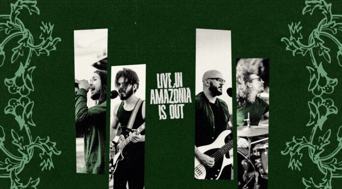 Junoplast Cave: Ένα καθηλωτικό rock πρότζεκτ στην καρδιά του Αμαζονίου με το «Live in Amazonia» unoplast Cave performing live in Amazonia on a raft