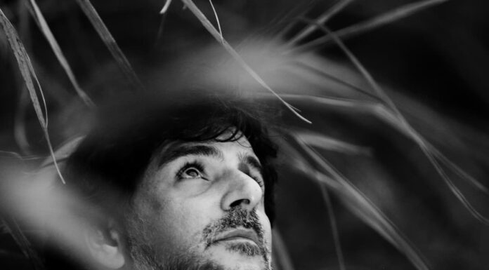 Στέφανος Μπαρμπαλιάς: Art-pop αισθητική και κινηματογραφική ατμόσφαιρα στο Ov Off Studio με το «A Taste of Salt»