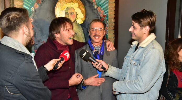 Λαμπερή επίσημη πρεμιέρα για το «Βροχή τα βέλη»: Ο Στράτος Τζώρτζογλου καθήλωσε το Calderone Art Space