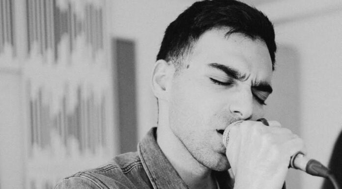 Κωνσταντίνος Χατζηπολυκάρπου: «Ο Έρωτας στα Χρόνια της Φοβέρας» – Ένα ντεμπούτο που τολμά την αλήθεια