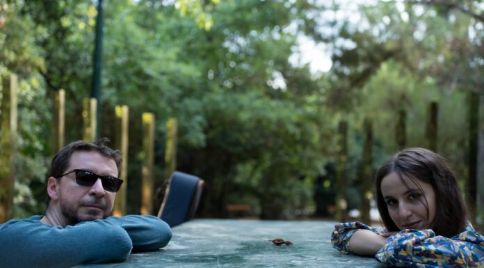 «Μεσοδυτικά»: Ο νέος δίσκος του Νίκου Ζουρνή και της Ντίνας Σκέμπρη – Ένα μουσικό ταξίδι από την Αθήνα στην Ήπειρο