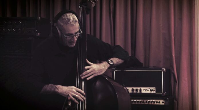 Νέο single και βίντεο από τον Μάνο Λούτα με τίτλο «Blue L» Νέο single και βίντεο από τον Μάνο Λούτα με τίτλο «Blue L»