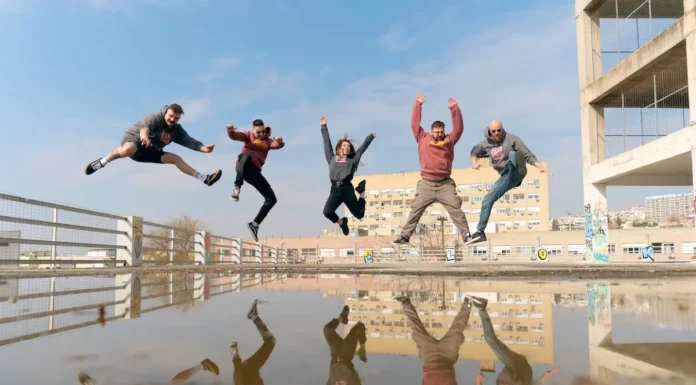 Banda Entopica: Κυκλοφόρησαν «Τα Καστοριανά Καράβια» με ένα μαγευτικό Video Clip Banda Entopica: Κυκλοφόρησαν «Τα Καστοριανά Καράβια» με ένα μαγευτικό Video Clip