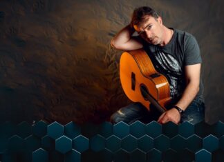 Νίκος Γεραλής «Με Εσένα βλέπω άλλα»: Η δύναμη της αγάπης μέσα από ένα τραγούδι Νίκος Γεραλής Με Εσένα βλέπω άλλα