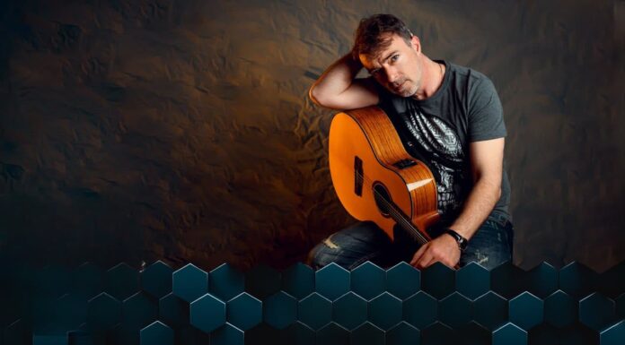 Νίκος Γεραλής «Με Εσένα βλέπω άλλα»: Η δύναμη της αγάπης μέσα από ένα τραγούδι Νίκος Γεραλής Με Εσένα βλέπω άλλα