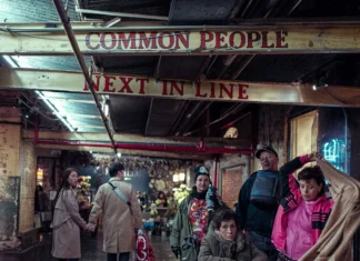 Common People: Κυκλοφόρησε το ντεμπούτο άλμπουμ τους «Next in Line» Common People Next in Line